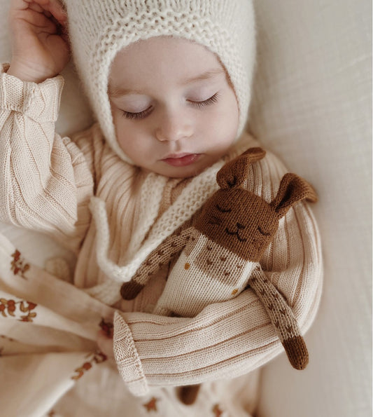 BUNNNY KNIT TOY | ecru overalls